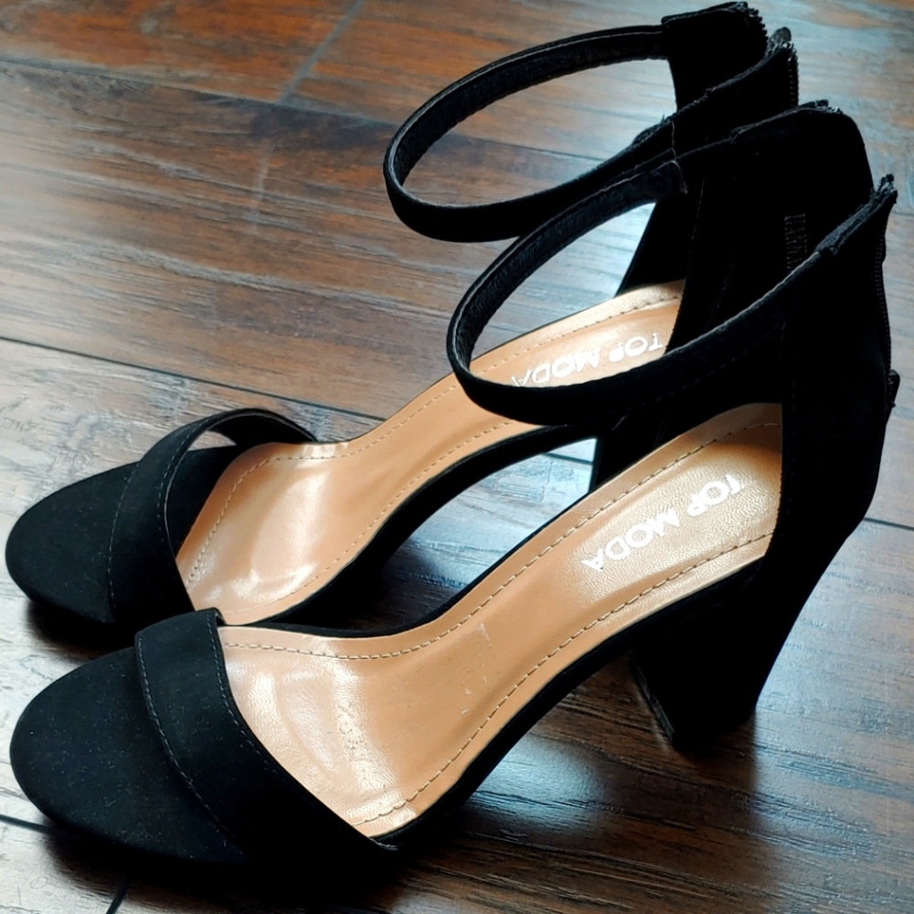 Black dress shoes